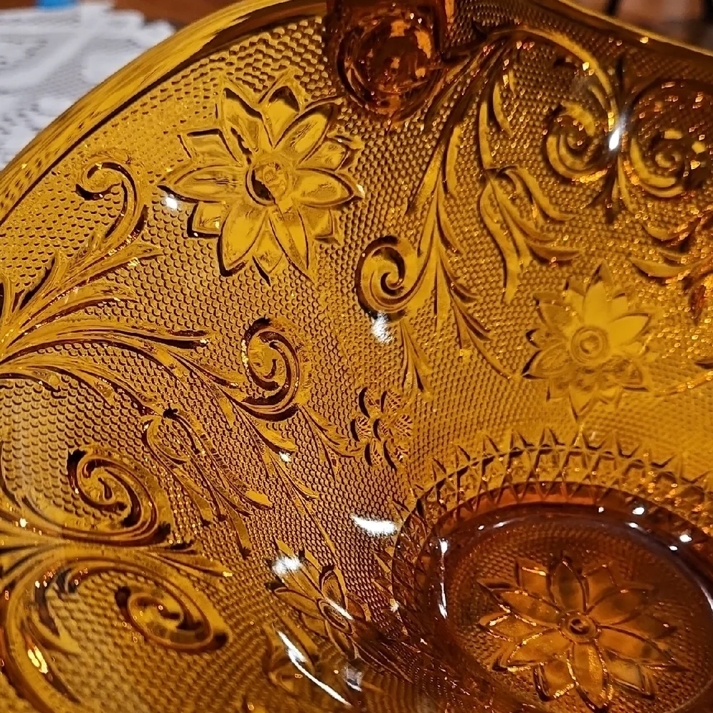 VTG Tiara Indiana Glass Amber Daisy Scroll Pattern Basket Large, UV Reactive